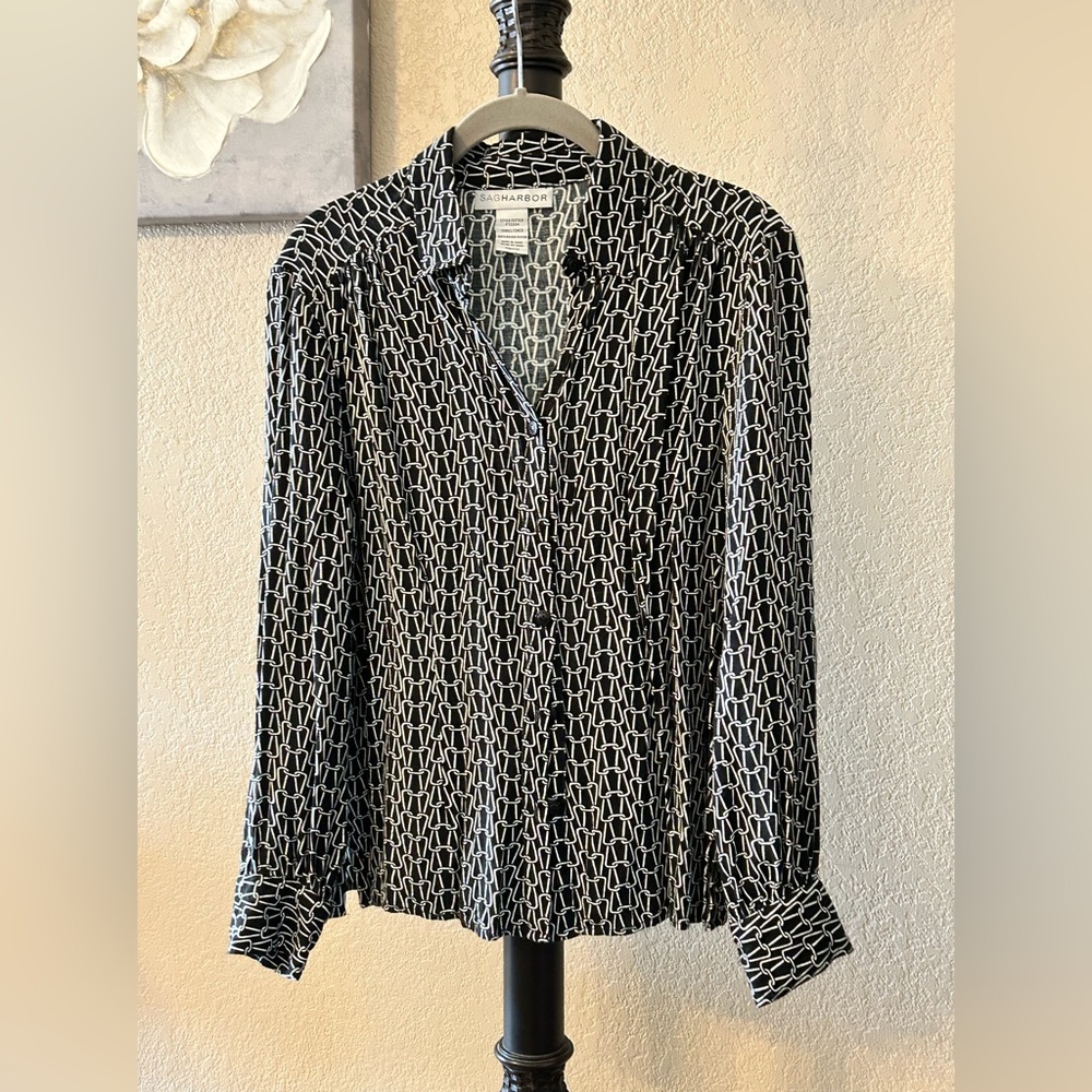 Ladies top size small.